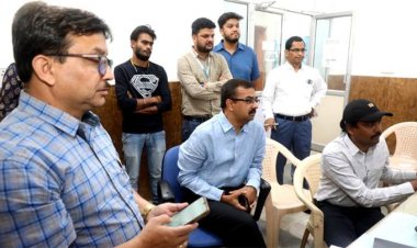 आपने कितने पोलिंग बूथ देखे, अभी कहाँ पर हैं