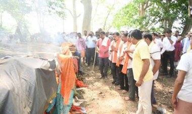 रो पड़ा पूरा गांव, 17 शवों का एक साथ हुआ अंतिम संस्कार