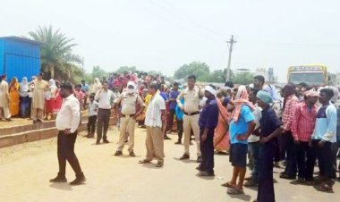 अतिक्रमणकारियों पर कार्रवाई नहीं करने से नाराज ग्रामीणों ने किया चक्काजाम