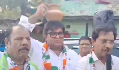 दिल्ली की सड़कों पर AAP सरकार के खिलाफ कांग्रेस का मटका फोड़ प्रदर्शन