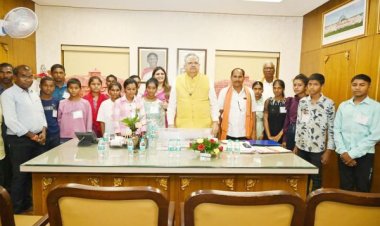 रमन सिंह से मिले बाहपानी सड़क हादसे में दिवंगत परिवारों के 11 बच्चे