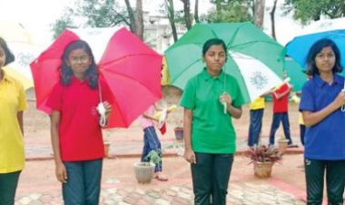 बस्तर डिवीजन जे एन वी एलुमिनी एसोसिएशन द्वारा छाता वितरण