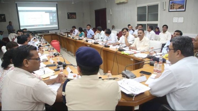 प्रशासन एवं पुलिस के अधिकारी नए आपराधिक कानून का प्रभावी क्रियान्वयन सुनिश्चित करें : संभागायुक्त डॉ. शर्मा