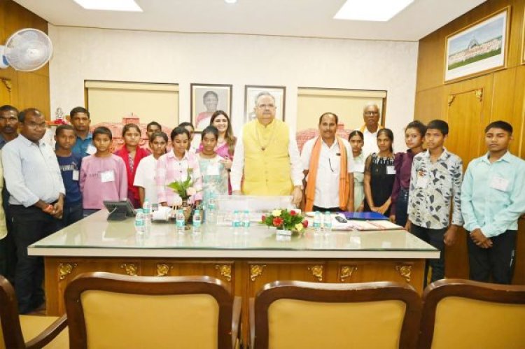 रमन सिंह से मिले बाहपानी सड़क हादसे में दिवंगत परिवारों के 11 बच्चे