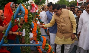 मुख्यमंत्री डॉ. मोहन यादव ने चित्रकूट में लाड़ली बहनों के कार्यक्रम में रक्षाबंधन उत्सव में लाड़ली बेटियों को झूला में झुलाया।