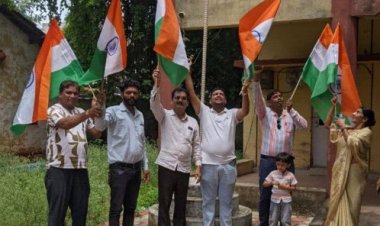 प्रेस क्लब सदस्यों को तिरंगा वितरण