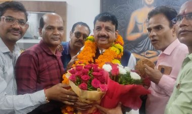 शासकीय शिक्षक संगठन के पदाधिकारियों ने सांसद से की भेंट:सांसद ने कहा-सरकारी स्कूलों में गुणवत्तापूर्ण उत्कृष्ट शिक्षा दें