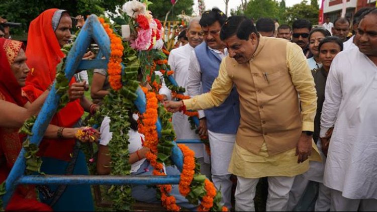 मुख्यमंत्री डॉ. मोहन यादव ने चित्रकूट में लाड़ली बहनों के कार्यक्रम में रक्षाबंधन उत्सव में लाड़ली बेटियों को झूला में झुलाया।