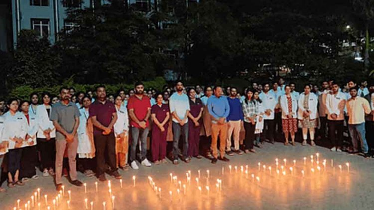 छत्तीसगढ़-जगदलपुर में मेकाज के डॉक्टरों ने किया प्रदर्शन, कोलकाता में लेडी डॉक्टर की हत्या पर जताया आक्रोश