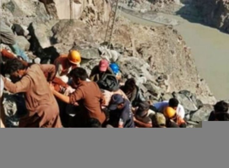 पाकिस्तान में मजदूरों को ले जा रहा वाहन गड्ढे में गिरा, 7 की मौत