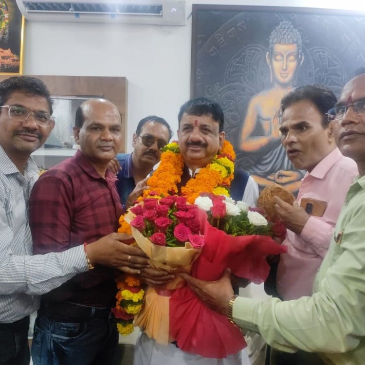 शासकीय शिक्षक संगठन के पदाधिकारियों ने सांसद से की भेंट:सांसद ने कहा-सरकारी स्कूलों में गुणवत्तापूर्ण उत्कृष्ट शिक्षा दें