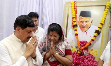 मुख्यमंत्री डॉ.यादव के पिता स्वर्गीय पूनम चांद यादव के चित्र पर मंत्री श्रीमती उइके ने पुष्प अर्पित कर श्रद्धांजलि दी