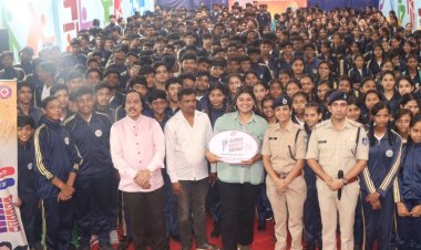 इंदौर के श्री गरिमा विद्या मंदिर पहुंची पुलिस:बच्चों को बताए सायबर अपराध से बचाव के उपाय, नशा मुक्त की ली शपथ