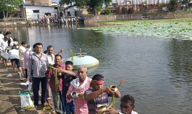 पितृपक्ष आज से प्रारंभ:रायसेन के मिश्र तालाब पर तर्पण करने पहुंचे लोग, दूषित पानी को देख जताई नाराजगी