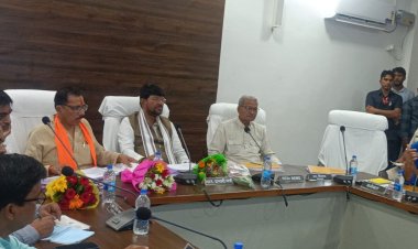 मऊगंज के प्रभारी मंत्री ने जिला अधिकारियों की ली बैठक:लखन पटेल बोले- विकास कार्यों में गति लाएं, राजस्व प्रकरणों को शिविर लगाकर निपटाएं