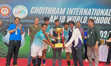 इंदौर में आईएसएसओ नेशनल फुटबाल टूर्नामेंट का समापन:लड़कियों की डान बास्को टीम और लड़कों में जयपुर के जेपीआई स्कूल की टीम ने ट्राफी जीती