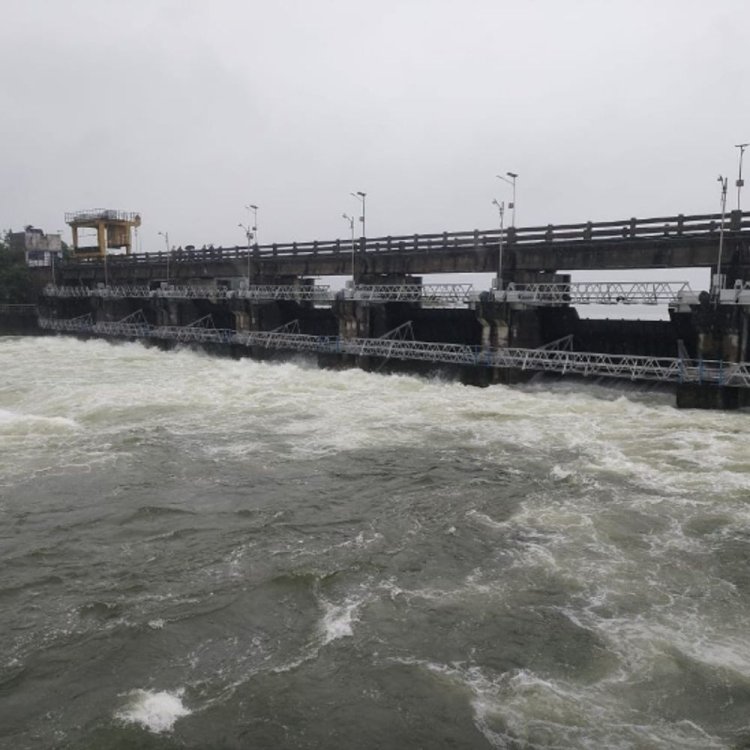 तेज बारिश, तिघरा बांध के सात गेट खोले:लगातार बारिश से बुधवार को 8वीं तक छुट्‌टी, 10वीं और 12वीं की परीक्षा स्थगित