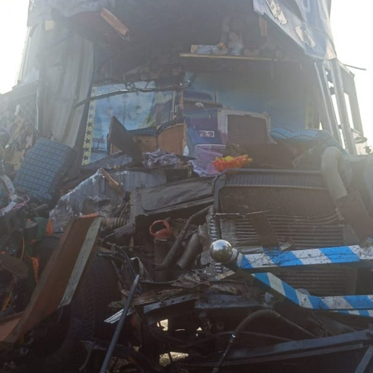 सागर में हाईवे पर ट्रक-कंटेनर की भिड़ंत, दो की मौत:टक्कर में वाहनों के उड़े परखच्चे, एक गंभीर घायल, लगा जाम