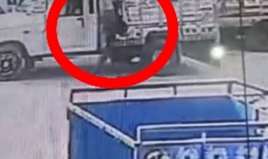 पेठा व्यापारी के साढ़े चार लाख रूपए चोरी:लोडिंग वाहन से बैग उठा ले गया चोर, घटना का सीसीटीवी वीडियो आया सामने