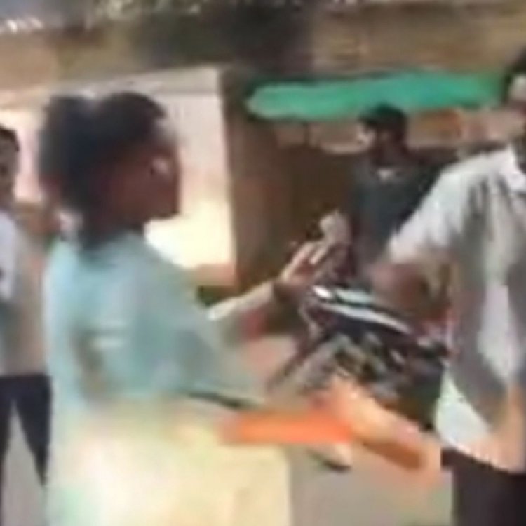 नशे की हालत में लड़की को छेड़ा, VIDEO:5 लोगों ने मिलकर धुना; समझौते के बाद पुलिस ने छोड़ा, रावण दहन के बाद की घटना