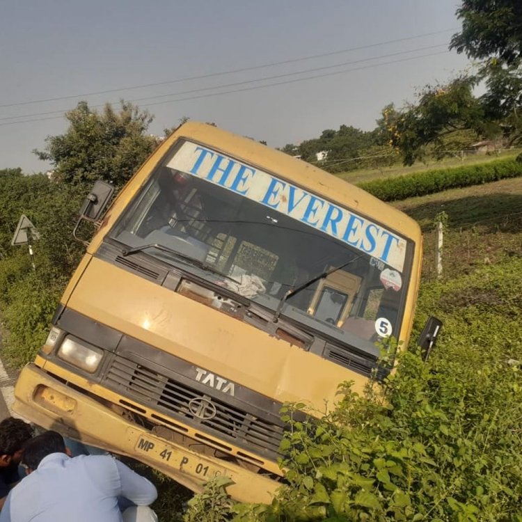 अनियंत्रित हुई स्कूल बस, नाले में जा घुसी:25 से 30 बच्चे सवार थे, सभी सुरक्षित; क्रेन से बस को बाहर निकाला गया