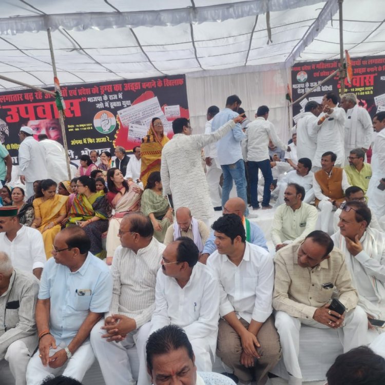 महिला अपराध को लेकर कांग्रेस का सामूहिक उपवास शुरू:पूर्व सीएम कमलनाथ, दिग्विजय, पीसीसी चीफ जीतू पटवारी समेत बड़ी संख्या में कांग्रेसी पहुंचे
