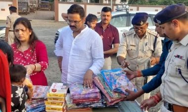 दमोह के चरयाई बाजार में पहुंचे एसपी सोमवंशी:रीब बच्चों को दीपावली पर बांटे उपहार, आम जनता में दिया प्रशासनिक सेवा का संदेश