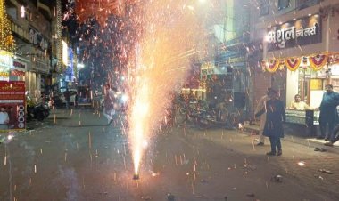 दीपावली पर जमकर फूटे पटाखे, घर-आंगन दीयों से रहे रौशन