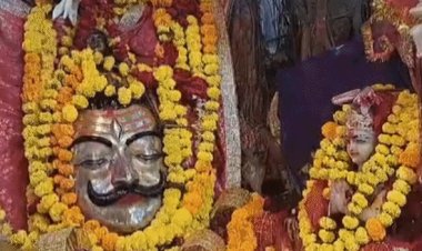 उज्जैन में सिद्धवट पर दूध चढ़ाने लगी कतार:पूर्वजों के निमित्त पिंडदान-तर्पण किया; कल पूर्णिमा पर शिप्रा स्नान कर करेंगे दीपदान