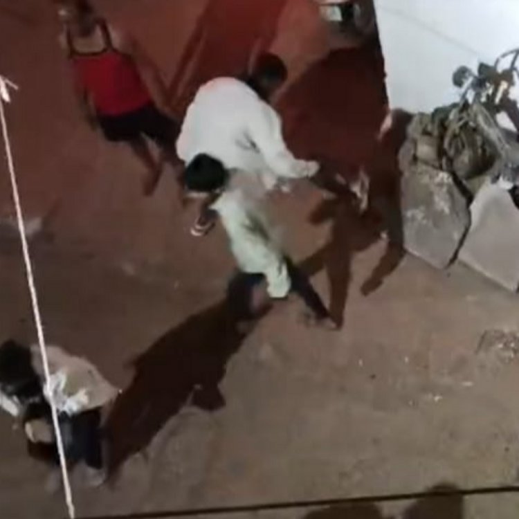 जबलपुर में देर रात बदमाशों ने घर पर पत्थर बरसाए...‌VIDEO:दिवाली की रात जुआ खेलने की बात पर हुआ था विवाद; हमले में दो भाई घायल