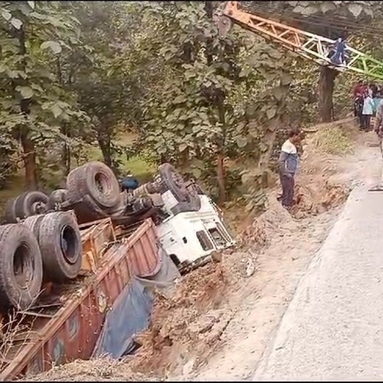 पन्ना के मड़ला घाटी में अनियंत्रित होकर पलटा ट्रक:चालक की मौके पर हुई मौत, सीमेंट फैक्ट्री से लोड होकर कानपुर जा रहा था