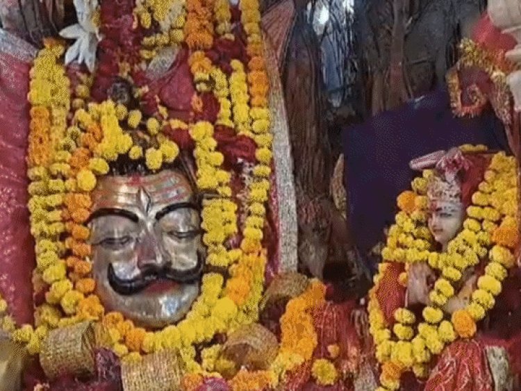 उज्जैन में सिद्धवट पर दूध चढ़ाने लगी कतार:पूर्वजों के निमित्त पिंडदान-तर्पण किया; कल पूर्णिमा पर शिप्रा स्नान कर करेंगे दीपदान