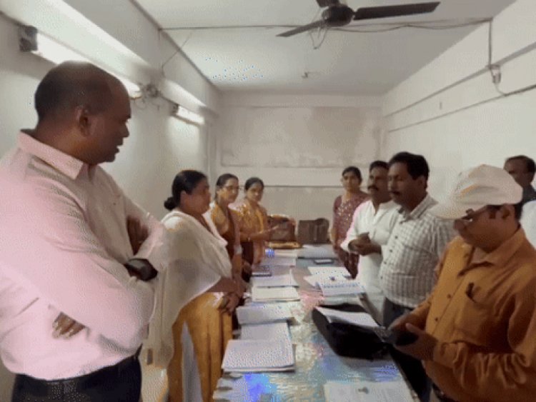 भोपाल कमिश्नर ने किया मतदान केंद्रों का निरीक्षण:वोटर लिस्ट अपडेशन की प्रोग्रेस से दिखे संतुष्ट, 28 नवंबर तक जोड़े-घटाए जाएंगे नाम