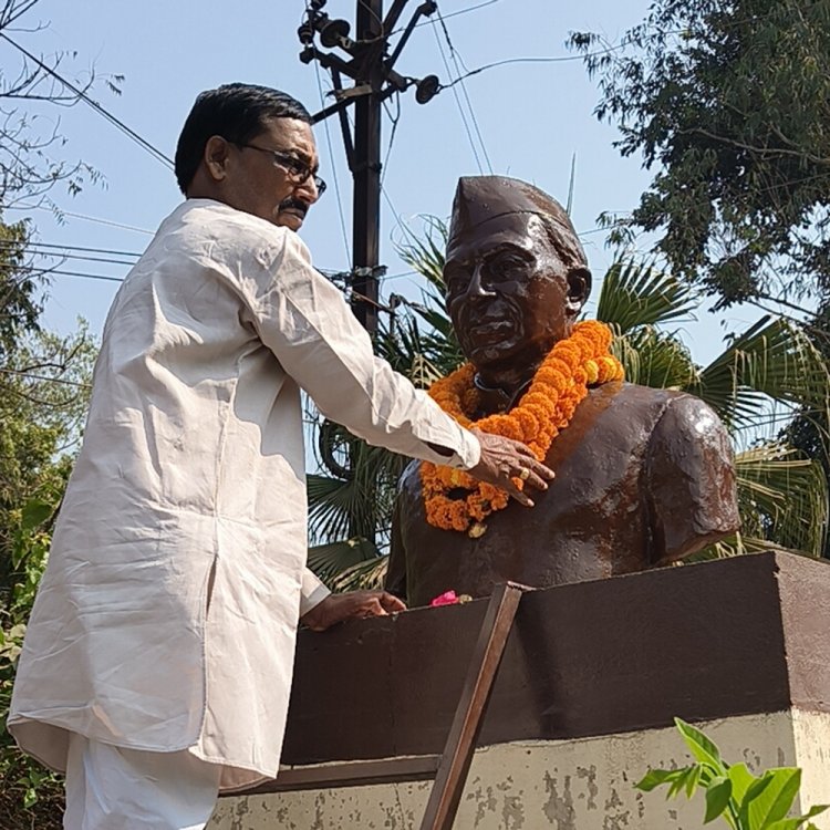 गुना में कांग्रेस ने किया पंडित नेहरू को याद:जयंती पर नेहरू पार्क में प्रतिमा पर किया माल्यार्पण; श्रद्धा सुमन अर्पित किए