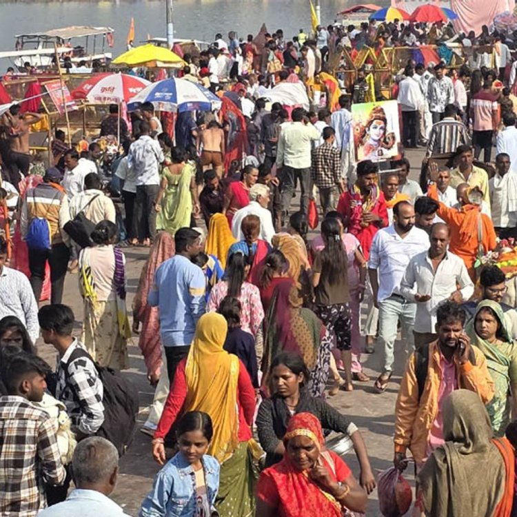 उज्जैन में कार्तिक पूर्णिमा पर भक्तों की भारी भीड़:शिप्रा नदी में श्रद्धालुओं ने डुबकी लगाकर किया दान पुण्य, शाम को होगा दीपदान