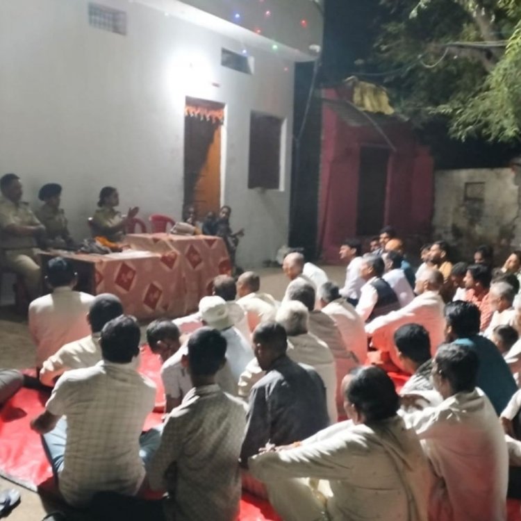 देवास में पुलिस चौपाल का आयोजन:अपराधों से बचाव के लिए लोगों को किया जागरूक