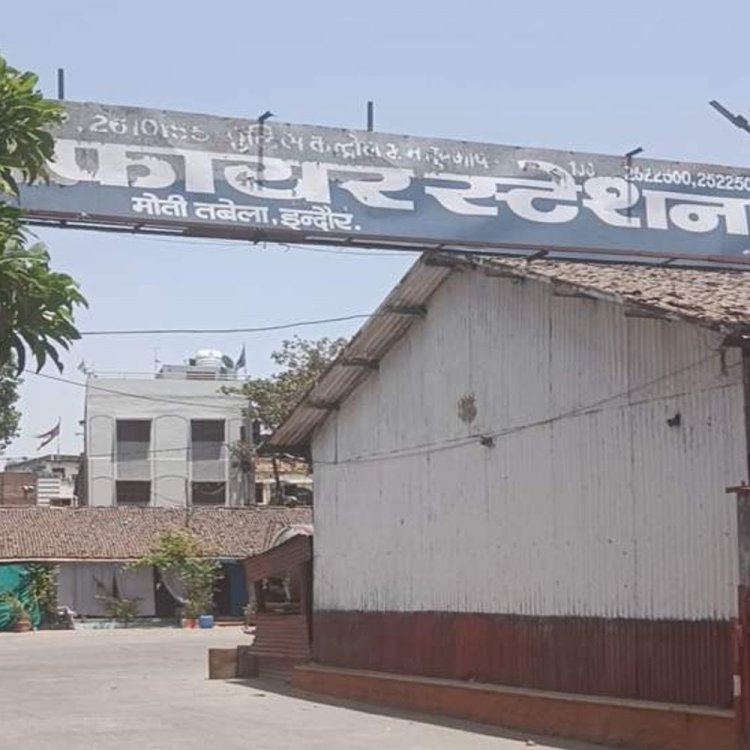 इंदौर में कूलर गोदाम में आग से जिंदा जला कर्मचारी:उत्तर प्रदेश का रहने वाला था मृतक, दो अन्य दुकानें भी चपेट में आई