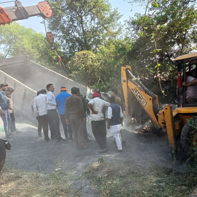 सीहोर में तेज रफ्तार डंपर के नीचे दबे तीन लोग:क्रेन और जेसीबी की मदद से एक शव निकाला, दो का रेस्क्यू जारी