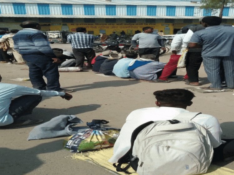 रीवा में खाद की समस्या जस की तस:खाद पाने के लिए जूझ रहे किसान; बोले- खाद इतनी देरी से मिलेगी तो भला हम क्या करेंगे