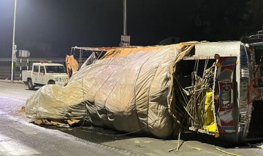 आगर मालवा में ट्रक और कंटेनर की आमने-सामने भिड़ंत:एक की मौत, एक गंभीर घायल, पिड़ावा चौराहे के पास हुआ हादसा