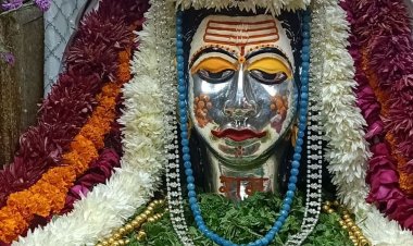 बाबा बटेश्वर का सवा क्विंटल श्वेत फूलों से श्रृंगार:सर्दी से बचाव के लिए गजक, गुड़पट्टी का लगाया भोग, ऊनी वस्त्र पहनाकर अलाव जलाया