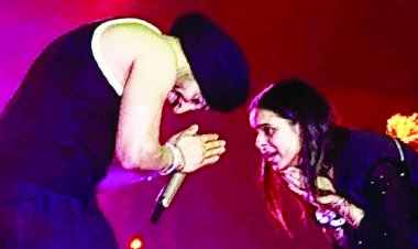 दिलजीत दोसांज मुम्बई कान्सर्ट छत्तीसगढ़ की सान्या ग्वालानी ने साथ में किया परफार्म