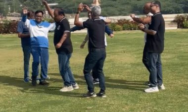 उज्जैन इंजीनियरिंग कॉलेज में स्टूडेंट्स का रीयूनियन:25 साल बाद मिले पुराने दोस्त, मस्ती में बीता दिन; कॉलेज को देंगे 10 लाख का चेक