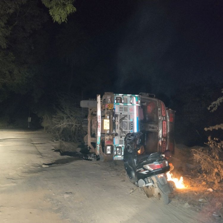 दतिया में पुलिया धसने से ट्रक पलटा:तेज रफ्तार कार को बचाने के प्रयास में हुआ हादसा, बाल-बाल बचे ड्राइवर और क्लीनर