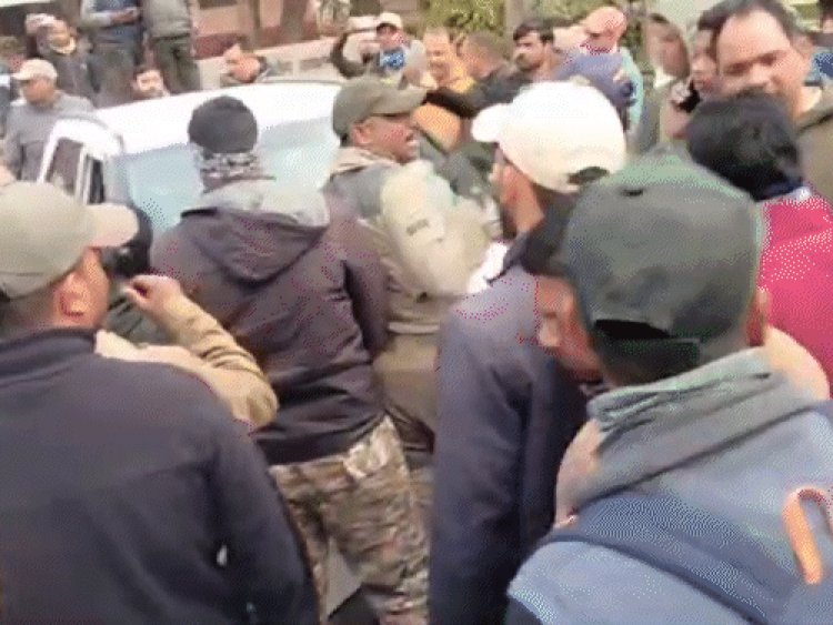 कान्हा पार्क में पर्यटकों ने जज को घेरे रखा:पुलिस ने 3 घंटे बाद छुड़ाया, वाहनों की जांच करने पहुंचे थे