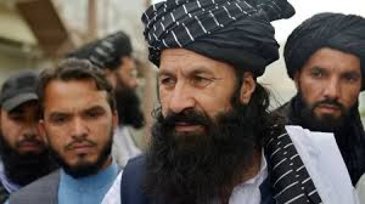 आईएस के आत्मघाती हमले में मारे गए तालिबान के मंत्री के अंतिम संस्कार में हजारों लोग हुए शामिल
