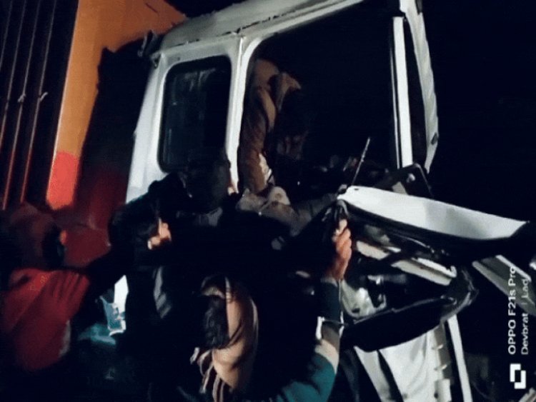 सोहागी घाटी में फिर सड़क हादसा, दो ट्रक भिड़े:1 घंटे की मशक्कत के बाद चालक को बाहर निकाला; स्थानीय लोगों ने उठाई आवाज
