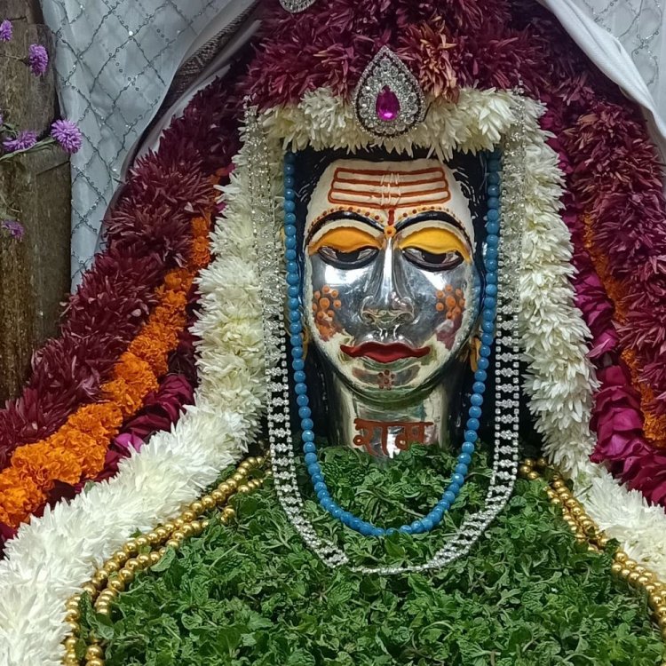 बाबा बटेश्वर का सवा क्विंटल श्वेत फूलों से श्रृंगार:सर्दी से बचाव के लिए गजक, गुड़पट्टी का लगाया भोग, ऊनी वस्त्र पहनाकर अलाव जलाया