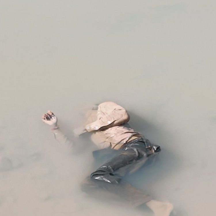 ग्राम कोड़ार के बसाहट टोला मे तालाब में मिली लाश:पुलिस कर रही शिनाख्ती की कोशिश, पंचनामा बना शव पीएम के लिए भेजा