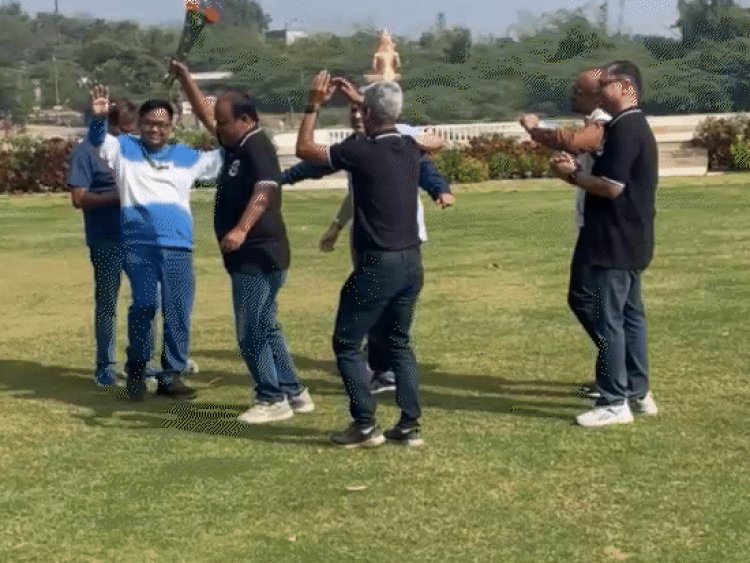 उज्जैन इंजीनियरिंग कॉलेज में स्टूडेंट्स का रीयूनियन:25 साल बाद मिले पुराने दोस्त, मस्ती में बीता दिन; कॉलेज को देंगे 10 लाख का चेक